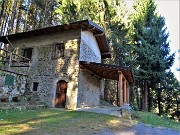 29 Alla baita 'Ruggeri' (560 m) in abetaia